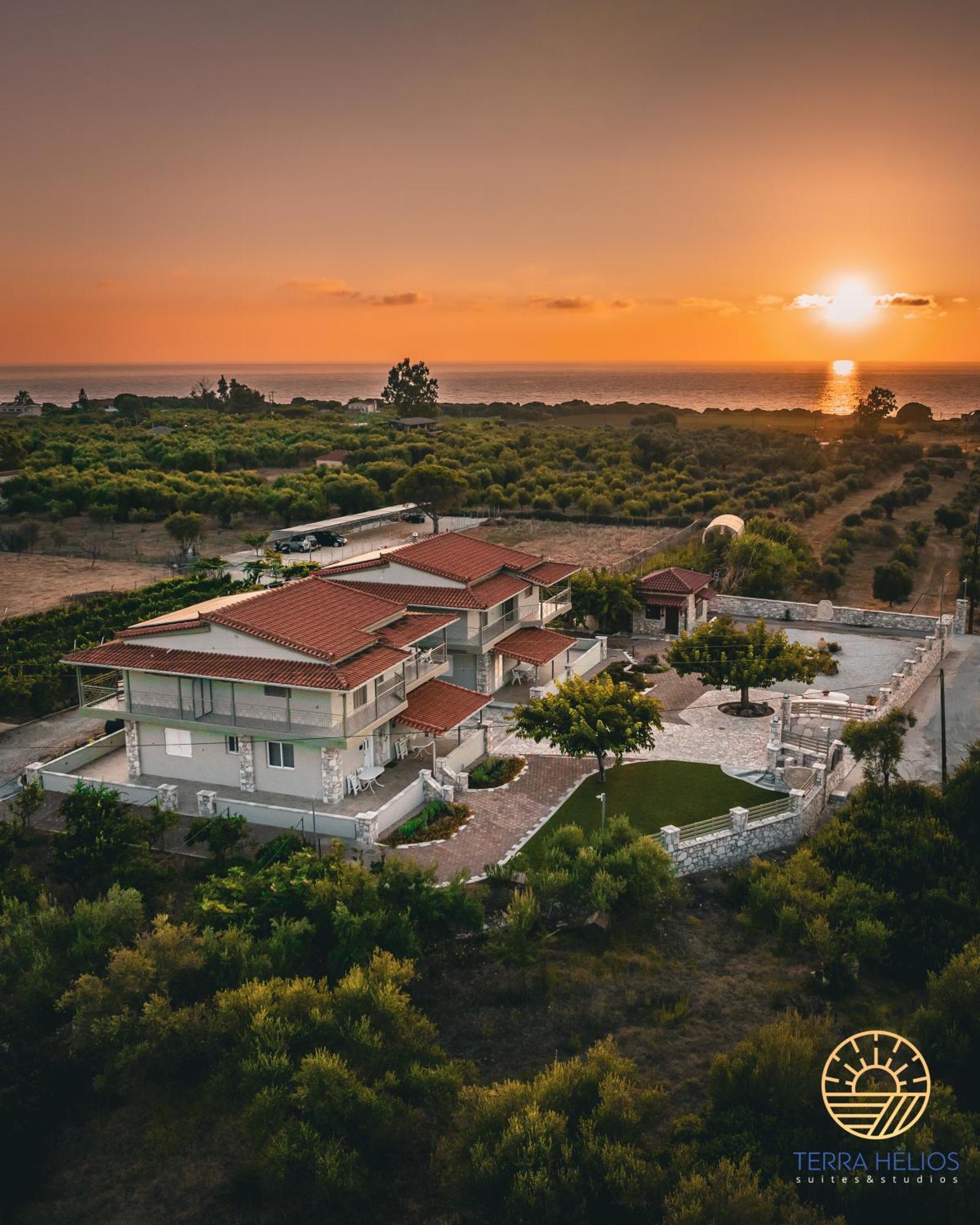Terra Helios Suites & Studios Kyparissia Exterior foto
